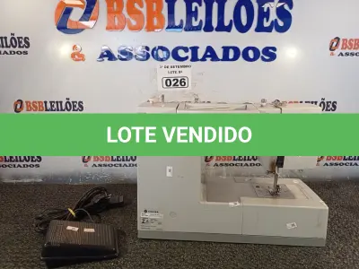 LOTE 026 - 01 MÁQUINA DE COSTURA MARCA SINGER. (NO ESTADO) ATENÇÃO! FAZER A VISITAÇÃO ANTES DE ARREMATAR, NÃO SABEMOS SE FUNCIONA. LEILÃO NÃO TEM GARANTIA E NEM DEVOLUÇÃO, SUJEITO A POSSÍVEIS AVARIAS VISÍVEIS/OCULTAS E/OU AUSÊNCIA DE COMPONENTES.