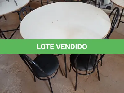 LOTE 142 - 01 MESA DE FERRO COM BASE DOBRÁVEL, TAMPO EM MADEIRA E 06 CADEIRAS DE FERRO COM ASSENTO ALMOFADADO. (NO ESTADO) ATENÇÃO! FAZER A VISITAÇÃO ANTES DE ARREMATAR, NÃO SABEMOS SE FUNCIONA. LEILÃO NÃO TEM GARANTIA E NEM DEVOLUÇÃO, SUJEITO A POSSÍVEIS AVARIAS VISÍVEIS/OCULTAS E/OU AUSÊNCIA DE COMPONENTES.