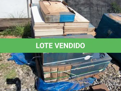 LOTE 329 - 01 LOTE COM REVESTIMENTO 30CM X 60CM GLASS WHITER (NO ESTADO)