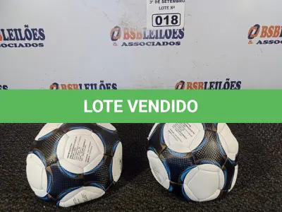LOTE 018 - 02 BOLAS DE FUTEBOL. (NO ESTADO) ATENÇÃO! FAZER A VISITAÇÃO ANTES DE ARREMATAR, NÃO SABEMOS SE FUNCIONA. LEILÃO NÃO TEM GARANTIA E NEM DEVOLUÇÃO, SUJEITO A POSSÍVEIS AVARIAS VISÍVEIS/OCULTAS E/OU AUSÊNCIA DE COMPONENTES.