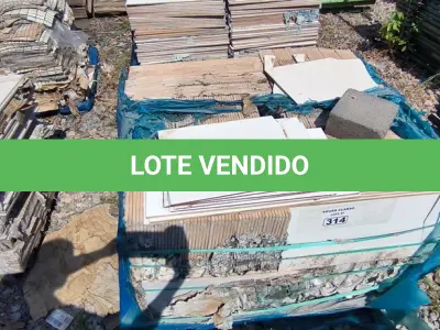 LOTE 314 - 01 LOTE COM REVESTIMENTO 30CM X 60CM BRANCO (NO ESTADO)