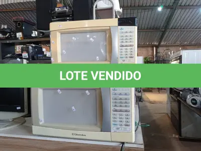 LOTE 105 - 03 MICRO-ONDAS MARCAS E MODELOS DIVERSOS. (NO ESTADO) ATENÇÃO! FAZER A VISITAÇÃO ANTES DE ARREMATAR, NÃO SABEMOS SE FUNCIONA. LEILÃO NÃO TEM GARANTIA E NEM DEVOLUÇÃO, SUJEITO A POSSÍVEIS AVARIAS VISÍVEIS/OCULTAS E/OU AUSÊNCIA DE COMPONENTES.