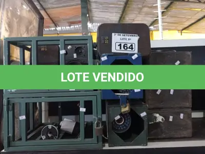 LOTE 164 - 02 CAIXAS DE PROTEÇÃO, 03 CÂMERAS DE SEGURANÇA SENDO 02 COM CAIXA DE FERRO E VÁRIAS CAIXAS DE SOM AMBIENTE MARCAS E MODELOS DIVERSOS. (NO ESTADO) ATENÇÃO! FAZER A VISITAÇÃO ANTES DE ARREMATAR, NÃO SABEMOS SE FUNCIONA. LEILÃO NÃO TEM GARANTIA E NEM DEVOLUÇÃO, SUJEITO A POSSÍVEIS AVARIAS VISÍVEIS/OCULTAS E/OU AUSÊNCIA DE COMPONENTES.