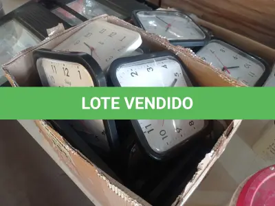 LOTE 151 - 01 LOTE COM VÁRIOS RELÓGIOS DE PAREDE MARCAS E MODELOS DIVERSOS. (NO ESTADO) ATENÇÃO! FAZER A VISITAÇÃO ANTES DE ARREMATAR, NÃO SABEMOS SE FUNCIONA. LEILÃO NÃO TEM GARANTIA E NEM DEVOLUÇÃO, SUJEITO A POSSÍVEIS AVARIAS VISÍVEIS/OCULTAS E/OU AUSÊNCIA DE COMPONENTES.