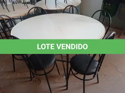 LOTE 185 - 01 MESA DE FERRO COM BASE DOBRÁVEL, TAMPO EM MADEIRA E 06 CADEIRAS DE FERRO COM ASSENTO ALMOFADADO. (NO ESTADO) ATENÇÃO! FAZER A VISITAÇÃO ANTES DE ARREMATAR, NÃO SABEMOS SE FUNCIONA. LEILÃO NÃO TEM GARANTIA E NEM DEVOLUÇÃO, SUJEITO A POSSÍVEIS AVARIAS VISÍVEIS/OCULTAS E/OU AUSÊNCIA DE COMPONENTES.