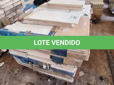 LOTE 371 - 01 LOTE COM REVESTIMENTOS 30CM X 60CM BIANCO (NO ESTADO)