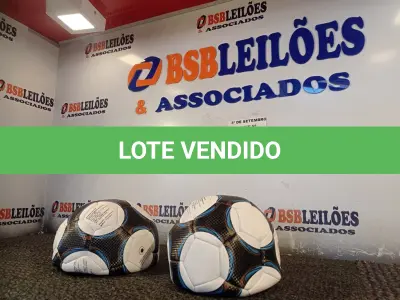 LOTE 018 - 02 BOLAS DE FUTEBOL. (NO ESTADO) ATENÇÃO! FAZER A VISITAÇÃO ANTES DE ARREMATAR, NÃO SABEMOS SE FUNCIONA. LEILÃO NÃO TEM GARANTIA E NEM DEVOLUÇÃO, SUJEITO A POSSÍVEIS AVARIAS VISÍVEIS/OCULTAS E/OU AUSÊNCIA DE COMPONENTES.