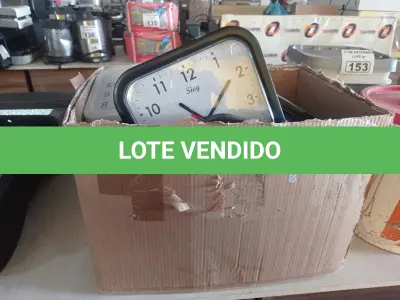 LOTE 151 - 01 LOTE COM VÁRIOS RELÓGIOS DE PAREDE MARCAS E MODELOS DIVERSOS. (NO ESTADO) ATENÇÃO! FAZER A VISITAÇÃO ANTES DE ARREMATAR, NÃO SABEMOS SE FUNCIONA. LEILÃO NÃO TEM GARANTIA E NEM DEVOLUÇÃO, SUJEITO A POSSÍVEIS AVARIAS VISÍVEIS/OCULTAS E/OU AUSÊNCIA DE COMPONENTES.