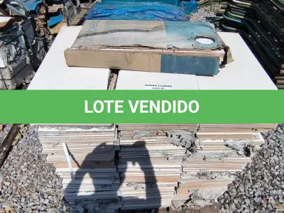 LOTE 311 - 01 LOTE COM REVESTIMENTO 30CM X 60CM BRANCO (NO ESTADO)