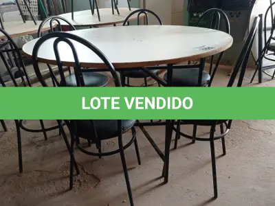 LOTE 155 - 01 MESA DE FERRO COM BASE DOBRÁVEL, TAMPO EM MADEIRA E 06 CADEIRAS DE FERRO COM ASSENTO ALMOFADADO. (NO ESTADO) ATENÇÃO! FAZER A VISITAÇÃO ANTES DE ARREMATAR, NÃO SABEMOS SE FUNCIONA. LEILÃO NÃO TEM GARANTIA E NEM DEVOLUÇÃO, SUJEITO A POSSÍVEIS AVARIAS VISÍVEIS/OCULTAS E/OU AUSÊNCIA DE COMPONENTES.
