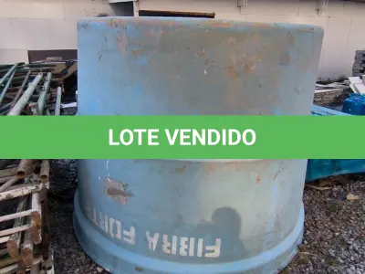 LOTE 276 - 01 CAIXA DE ÁGUA GRANDE EM FIBRA COM AVARIAS (NO ESTADO)