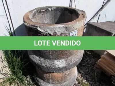 LOTE 391 - 02 MANILHAS EM CONCRETO (NO ESTADO)