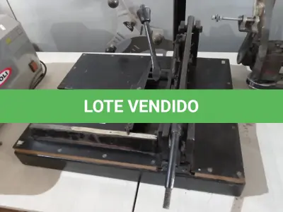 LOTE 068 - 01 GUILHOTINA DE MESA. (NO ESTADO) ATENÇÃO! FAZER A VISITAÇÃO ANTES DE ARREMATAR, NÃO SABEMOS SE FUNCIONA. LEILÃO NÃO TEM GARANTIA E NEM DEVOLUÇÃO, SUJEITO A POSSÍVEIS AVARIAS VISÍVEIS/OCULTAS E/OU AUSÊNCIA DE COMPONENTES.