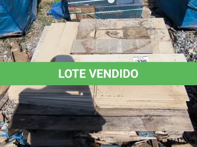 LOTE 330 - 01 LOTE COM REVESTIMENTO 30CM X 60CM E RODAPÉS DIVERSOS (NO ESTADO)