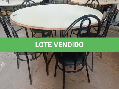 LOTE 185 - 01 MESA DE FERRO COM BASE DOBRÁVEL, TAMPO EM MADEIRA E 06 CADEIRAS DE FERRO COM ASSENTO ALMOFADADO. (NO ESTADO) ATENÇÃO! FAZER A VISITAÇÃO ANTES DE ARREMATAR, NÃO SABEMOS SE FUNCIONA. LEILÃO NÃO TEM GARANTIA E NEM DEVOLUÇÃO, SUJEITO A POSSÍVEIS AVARIAS VISÍVEIS/OCULTAS E/OU AUSÊNCIA DE COMPONENTES.
