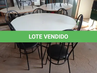 LOTE 137 - 01 MESA DE FERRO COM BASE DOBRÁVEL, TAMPO EM MADEIRA E 06 CADEIRAS DE FERRO COM ASSENTO ALMOFADADO. (NO ESTADO) ATENÇÃO! FAZER A VISITAÇÃO ANTES DE ARREMATAR, NÃO SABEMOS SE FUNCIONA. LEILÃO NÃO TEM GARANTIA E NEM DEVOLUÇÃO, SUJEITO A POSSÍVEIS AVARIAS VISÍVEIS/OCULTAS E/OU AUSÊNCIA DE COMPONENTES.