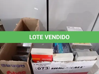 LOTE 073 - 01 LOTE COM VÁRIOS CDS E FITAS VHS DIVERSOS. (NO ESTADO) ATENÇÃO! FAZER A VISITAÇÃO ANTES DE ARREMATAR, NÃO SABEMOS SE FUNCIONA. LEILÃO NÃO TEM GARANTIA E NEM DEVOLUÇÃO, SUJEITO A POSSÍVEIS AVARIAS VISÍVEIS/OCULTAS E/OU AUSÊNCIA DE COMPONENTES.