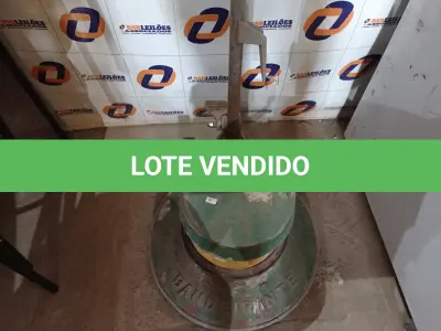 LOTE 077 - 01 ENCERADEIRA INDUSTRIAL MARCA BANDEIRANTE. (NO ESTADO) ATENÇÃO! FAZER A VISITAÇÃO ANTES DE ARREMATAR, NÃO SABEMOS SE FUNCIONA. LEILÃO NÃO TEM GARANTIA E NEM DEVOLUÇÃO, SUJEITO A POSSÍVEIS AVARIAS VISÍVEIS/OCULTAS E/OU AUSÊNCIA DE COMPONENTES.