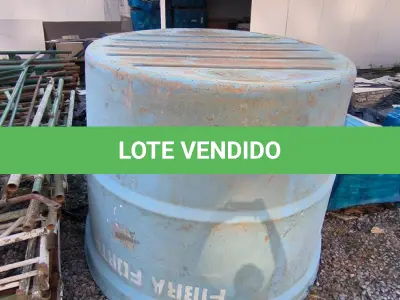 LOTE 276 - 01 CAIXA DE ÁGUA GRANDE EM FIBRA COM AVARIAS (NO ESTADO)