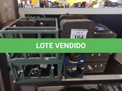 LOTE 164 - 02 CAIXAS DE PROTEÇÃO, 03 CÂMERAS DE SEGURANÇA SENDO 02 COM CAIXA DE FERRO E VÁRIAS CAIXAS DE SOM AMBIENTE MARCAS E MODELOS DIVERSOS. (NO ESTADO) ATENÇÃO! FAZER A VISITAÇÃO ANTES DE ARREMATAR, NÃO SABEMOS SE FUNCIONA. LEILÃO NÃO TEM GARANTIA E NEM DEVOLUÇÃO, SUJEITO A POSSÍVEIS AVARIAS VISÍVEIS/OCULTAS E/OU AUSÊNCIA DE COMPONENTES.