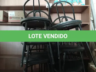 LOTE 075 - 01 MESA DE FERRO COM BASE DOBRÁVEL, TAMPO EM MADEIRA E 06 CADEIRAS DE FERRO COM ASSENTO ALMOFADADO. (NO ESTADO) ATENÇÃO! FAZER A VISITAÇÃO ANTES DE ARREMATAR, NÃO SABEMOS SE FUNCIONA. LEILÃO NÃO TEM GARANTIA E NEM DEVOLUÇÃO, SUJEITO A POSSÍVEIS AVARIAS VISÍVEIS/OCULTAS E/OU AUSÊNCIA DE COMPONENTES.