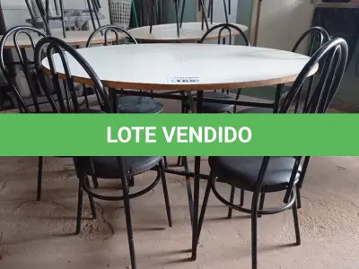 LOTE 165 - 01 MESA DE FERRO COM BASE DOBRÁVEL, TAMPO EM MADEIRA E 06 CADEIRAS DE FERRO COM ASSENTO ALMOFADADO. (NO ESTADO) ATENÇÃO! FAZER A VISITAÇÃO ANTES DE ARREMATAR, NÃO SABEMOS SE FUNCIONA. LEILÃO NÃO TEM GARANTIA E NEM DEVOLUÇÃO, SUJEITO A POSSÍVEIS AVARIAS VISÍVEIS/OCULTAS E/OU AUSÊNCIA DE COMPONENTES.