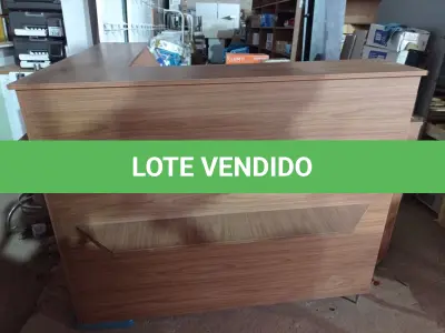 LOTE 524 - 01 BALCÃO DE ATENDIMENTO EM MADEIRA. (NO ESTADO) ATENÇÃO! FAZER A VISITAÇÃO ANTES DE ARREMATAR, NÃO SABEMOS SE FUNCIONA. LEILÃO NÃO TEM GARANTIA E NEM DEVOLUÇÃO, SUJEITO A POSSÍVEIS AVARIAS VISÍVEIS/OCULTAS E/OU AUSÊNCIA DE COMPONENTES.