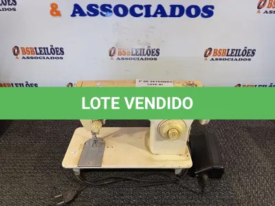 LOTE 282 - 01 MÁQUINA DE COSTURA MARCA SINGER COM PEDAL. (NO ESTADO) ATENÇÃO! FAZER A VISITAÇÃO ANTES DE ARREMATAR, NÃO SABEMOS SE FUNCIONA. LEILÃO NÃO TEM GARANTIA E NEM DEVOLUÇÃO, SUJEITO A POSSÍVEIS AVARIAS VISÍVEIS/OCULTAS E/OU AUSÊNCIA DE COMPONENTES.