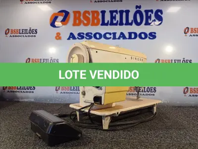 LOTE 282 - 01 MÁQUINA DE COSTURA MARCA SINGER COM PEDAL. (NO ESTADO) ATENÇÃO! FAZER A VISITAÇÃO ANTES DE ARREMATAR, NÃO SABEMOS SE FUNCIONA. LEILÃO NÃO TEM GARANTIA E NEM DEVOLUÇÃO, SUJEITO A POSSÍVEIS AVARIAS VISÍVEIS/OCULTAS E/OU AUSÊNCIA DE COMPONENTES.