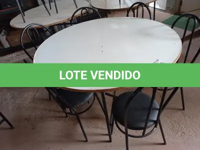 LOTE 275 - 01 MESA DE FERRO COM BASE DOBRÁVEL, TAMPO EM MADEIRA E 06 CADEIRAS DE FERRO COM ASSENTO ALMOFADADO. (NO ESTADO) ATENÇÃO! FAZER A VISITAÇÃO ANTES DE ARREMATAR, NÃO SABEMOS SE FUNCIONA. LEILÃO NÃO TEM GARANTIA E NEM DEVOLUÇÃO, SUJEITO A POSSÍVEIS AVARIAS VISÍVEIS/OCULTAS E/OU AUSÊNCIA DE COMPONENTES.