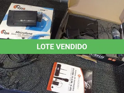 LOTE 429 - 02 MICROFONES MARCAS E MODELOS DIVERSOS. (NO ESTADO) ATENÇÃO! FAZER A VISITAÇÃO ANTES DE ARREMATAR, NÃO SABEMOS SE FUNCIONA. LEILÃO NÃO TEM GARANTIA E NEM DEVOLUÇÃO, SUJEITO A POSSÍVEIS AVARIAS VISÍVEIS/OCULTAS E/OU AUSÊNCIA DE COMPONENTES.