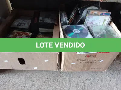 LOTE 324 - 01 LOTE COM VÁRIOS CDS E DVD DE TÍTULOS DIVERSOS. (NO ESTADO) ATENÇÃO! FAZER A VISITAÇÃO ANTES DE ARREMATAR, NÃO SABEMOS SE FUNCIONA. LEILÃO NÃO TEM GARANTIA E NEM DEVOLUÇÃO, SUJEITO A POSSÍVEIS AVARIAS VISÍVEIS/OCULTAS E/OU AUSÊNCIA DE COMPONENTES.
