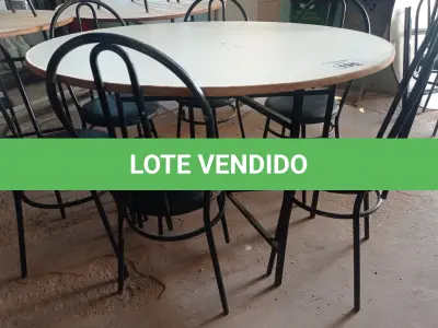 LOTE 195 - 01 MESA DE FERRO COM BASE DOBRÁVEL, TAMPO EM MADEIRA E 06 CADEIRAS DE FERRO COM ASSENTO ALMOFADADO. (NO ESTADO) ATENÇÃO! FAZER A VISITAÇÃO ANTES DE ARREMATAR, NÃO SABEMOS SE FUNCIONA. LEILÃO NÃO TEM GARANTIA E NEM DEVOLUÇÃO, SUJEITO A POSSÍVEIS AVARIAS VISÍVEIS/OCULTAS E/OU AUSÊNCIA DE COMPONENTES.