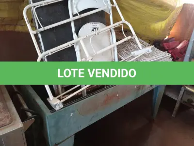 LOTE 471 - 03 MESAS E 01 CADEIRA DE FERRO, 01 DISPENSE DE PAPEL ANTIGO, VÁRIAS GRADES PARA FREEZER E 01 SUCATA DE CHURRASQUEIRA.  (NO ESTADO) ATENÇÃO! FAZER A VISITAÇÃO ANTES DE ARREMATAR, NÃO SABEMOS SE FUNCIONA. LEILÃO NÃO TEM GARANTIA E NEM DEVOLUÇÃO, SUJEITO A POSSÍVEIS AVARIAS VISÍVEIS/OCULTAS E/OU AUSÊNCIA DE COMPONENTES.