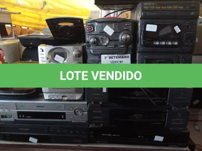 LOTE 509 - 05 VIDEOCASSETES, 03 APARELHOS DE SOM E 02 APARELHOS DE DVD MARCAS E MODELOS DIVERSOS. (NO ESTADO) ATENÇÃO! FAZER A VISITAÇÃO ANTES DE ARREMATAR, NÃO SABEMOS SE FUNCIONA. LEILÃO NÃO TEM GARANTIA E NEM DEVOLUÇÃO, SUJEITO A POSSÍVEIS AVARIAS VISÍVEIS/OCULTAS E/OU AUSÊNCIA DE COMPONENTES.