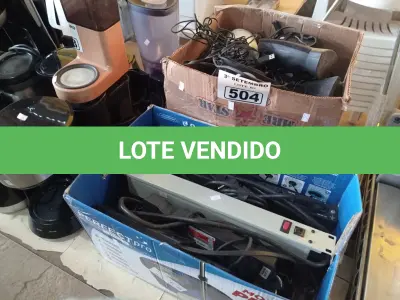 LOTE 504 - 01 LOTE COM VÁRIAS RÉGUAS ELÉTRICAS E CAIXINHAS DE SOM PARA PC MARCAS E MODELOS DIVERSOS. (NO ESTADO) ATENÇÃO! FAZER A VISITAÇÃO ANTES DE ARREMATAR, NÃO SABEMOS SE FUNCIONA. LEILÃO NÃO TEM GARANTIA E NEM DEVOLUÇÃO, SUJEITO A POSSÍVEIS AVARIAS VISÍVEIS/OCULTAS E/OU AUSÊNCIA DE COMPONENTES.
