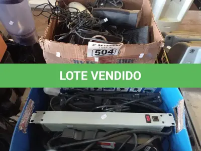 LOTE 504 - 01 LOTE COM VÁRIAS RÉGUAS ELÉTRICAS E CAIXINHAS DE SOM PARA PC MARCAS E MODELOS DIVERSOS. (NO ESTADO) ATENÇÃO! FAZER A VISITAÇÃO ANTES DE ARREMATAR, NÃO SABEMOS SE FUNCIONA. LEILÃO NÃO TEM GARANTIA E NEM DEVOLUÇÃO, SUJEITO A POSSÍVEIS AVARIAS VISÍVEIS/OCULTAS E/OU AUSÊNCIA DE COMPONENTES.