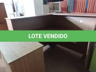 LOTE 524 - 01 BALCÃO DE ATENDIMENTO EM MADEIRA. (NO ESTADO) ATENÇÃO! FAZER A VISITAÇÃO ANTES DE ARREMATAR, NÃO SABEMOS SE FUNCIONA. LEILÃO NÃO TEM GARANTIA E NEM DEVOLUÇÃO, SUJEITO A POSSÍVEIS AVARIAS VISÍVEIS/OCULTAS E/OU AUSÊNCIA DE COMPONENTES.