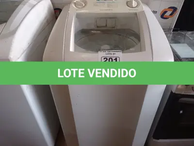 LOTE 201 - 01 MÁQUINA DE LAVAR ROUPAS MARCA ELECTROLUX CAPACIDADE 6KG 220V. (NO ESTADO) ATENÇÃO! FAZER A VISITAÇÃO ANTES DE ARREMATAR, NÃO SABEMOS SE FUNCIONA. LEILÃO NÃO TEM GARANTIA E NEM DEVOLUÇÃO, SUJEITO A POSSÍVEIS AVARIAS VISÍVEIS/OCULTAS E/OU AUSÊNCIA DE COMPONENTES.