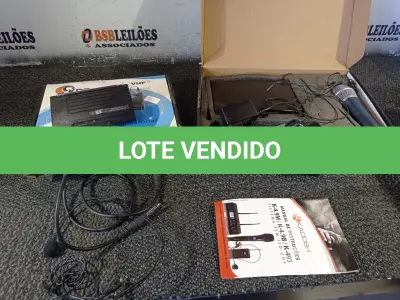 LOTE 429 - 02 MICROFONES MARCAS E MODELOS DIVERSOS. (NO ESTADO) ATENÇÃO! FAZER A VISITAÇÃO ANTES DE ARREMATAR, NÃO SABEMOS SE FUNCIONA. LEILÃO NÃO TEM GARANTIA E NEM DEVOLUÇÃO, SUJEITO A POSSÍVEIS AVARIAS VISÍVEIS/OCULTAS E/OU AUSÊNCIA DE COMPONENTES.