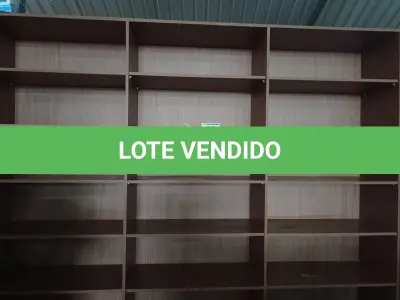 LOTE 519 - 01 ESTANTE EM MADEIRA COM DIVISÓRIAS. (NO ESTADO) ATENÇÃO! FAZER A VISITAÇÃO ANTES DE ARREMATAR, NÃO SABEMOS SE FUNCIONA. LEILÃO NÃO TEM GARANTIA E NEM DEVOLUÇÃO, SUJEITO A POSSÍVEIS AVARIAS VISÍVEIS/OCULTAS E/OU AUSÊNCIA DE COMPONENTES.