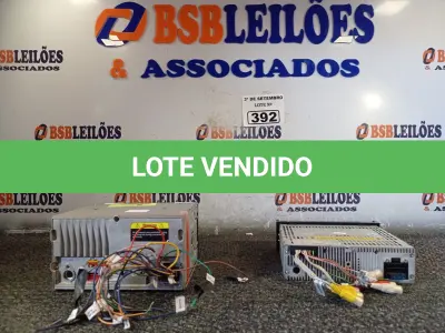 LOTE 392 - 01 CENTRAL MULTIMÍDIA E 01 APARELHO DE SOM AUTOMOTIVO. (NO ESTADO) ATENÇÃO! FAZER A VISITAÇÃO ANTES DE ARREMATAR, NÃO SABEMOS SE FUNCIONA. LEILÃO NÃO TEM GARANTIA E NEM DEVOLUÇÃO, SUJEITO A POSSÍVEIS AVARIAS VISÍVEIS/OCULTAS E/OU AUSÊNCIA DE COMPONENTES.