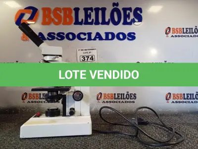 LOTE 374 - 01 MICROSCÓPIO. (NO ESTADO) ATENÇÃO! FAZER A VISITAÇÃO ANTES DE ARREMATAR, NÃO SABEMOS SE FUNCIONA. LEILÃO NÃO TEM GARANTIA E NEM DEVOLUÇÃO, SUJEITO A POSSÍVEIS AVARIAS VISÍVEIS/OCULTAS E/OU AUSÊNCIA DE COMPONENTES.