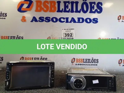 LOTE 392 - 01 CENTRAL MULTIMÍDIA E 01 APARELHO DE SOM AUTOMOTIVO. (NO ESTADO) ATENÇÃO! FAZER A VISITAÇÃO ANTES DE ARREMATAR, NÃO SABEMOS SE FUNCIONA. LEILÃO NÃO TEM GARANTIA E NEM DEVOLUÇÃO, SUJEITO A POSSÍVEIS AVARIAS VISÍVEIS/OCULTAS E/OU AUSÊNCIA DE COMPONENTES.