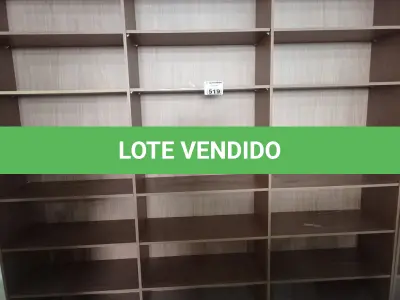 LOTE 519 - 01 ESTANTE EM MADEIRA COM DIVISÓRIAS. (NO ESTADO) ATENÇÃO! FAZER A VISITAÇÃO ANTES DE ARREMATAR, NÃO SABEMOS SE FUNCIONA. LEILÃO NÃO TEM GARANTIA E NEM DEVOLUÇÃO, SUJEITO A POSSÍVEIS AVARIAS VISÍVEIS/OCULTAS E/OU AUSÊNCIA DE COMPONENTES.