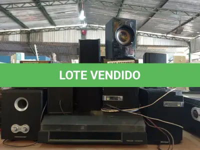 LOTE 272 - 01 TOCA-DISCOS, VÁRIAS CAIXINHAS DE SOM AMBIENTE, 04 APARELHOS DE DVD, 02 VIDEOCASSETES E 04 CONTROLES REMOTOS MARCAS E MODELOS DIVERSOS.  (NO ESTADO) ATENÇÃO! FAZER A VISITAÇÃO ANTES DE ARREMATAR, NÃO SABEMOS SE FUNCIONA. LEILÃO NÃO TEM GARANTIA E NEM DEVOLUÇÃO, SUJEITO A POSSÍVEIS AVARIAS VISÍVEIS/OCULTAS E/OU AUSÊNCIA DE COMPONENTES.