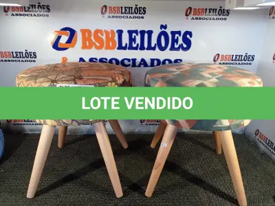 LOTE 264 - 02 BANQUETAS ALMOFADADAS. (NO ESTADO) ATENÇÃO! FAZER A VISITAÇÃO ANTES DE ARREMATAR, NÃO SABEMOS SE FUNCIONA. LEILÃO NÃO TEM GARANTIA E NEM DEVOLUÇÃO, SUJEITO A POSSÍVEIS AVARIAS VISÍVEIS/OCULTAS E/OU AUSÊNCIA DE COMPONENTES.