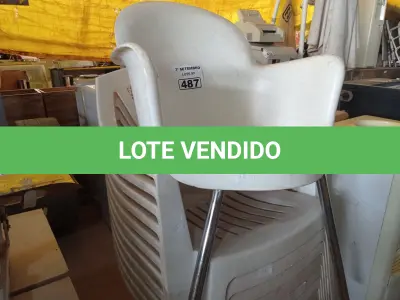 LOTE 487 - 12 CADEIRAS DE PLÁSTICO SENDO 01 COM BASE DE FERRO CROMADO. (NO ESTADO) ATENÇÃO! FAZER A VISITAÇÃO ANTES DE ARREMATAR, NÃO SABEMOS SE FUNCIONA. LEILÃO NÃO TEM GARANTIA E NEM DEVOLUÇÃO, SUJEITO A POSSÍVEIS AVARIAS VISÍVEIS/OCULTAS E/OU AUSÊNCIA DE COMPONENTES.