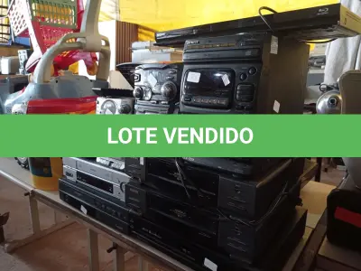 LOTE 509 - 05 VIDEOCASSETES, 03 APARELHOS DE SOM E 02 APARELHOS DE DVD MARCAS E MODELOS DIVERSOS. (NO ESTADO) ATENÇÃO! FAZER A VISITAÇÃO ANTES DE ARREMATAR, NÃO SABEMOS SE FUNCIONA. LEILÃO NÃO TEM GARANTIA E NEM DEVOLUÇÃO, SUJEITO A POSSÍVEIS AVARIAS VISÍVEIS/OCULTAS E/OU AUSÊNCIA DE COMPONENTES.
