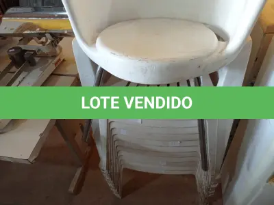 LOTE 487 - 12 CADEIRAS DE PLÁSTICO SENDO 01 COM BASE DE FERRO CROMADO. (NO ESTADO) ATENÇÃO! FAZER A VISITAÇÃO ANTES DE ARREMATAR, NÃO SABEMOS SE FUNCIONA. LEILÃO NÃO TEM GARANTIA E NEM DEVOLUÇÃO, SUJEITO A POSSÍVEIS AVARIAS VISÍVEIS/OCULTAS E/OU AUSÊNCIA DE COMPONENTES.